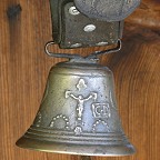 Cloche avec motif religieux. Le crucifix, les sigles de Jésus Christ ou des références à la protection de Dieu sont très courants sur les cloches
		